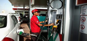 petrol-pump-scams-that-everyone-needs-to-be-warned-about-50-100-200-rupees-filling