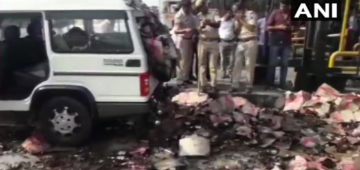 A truck rams into toll plaza in Rajasthan's Kishangarh; One person was injured in the incident